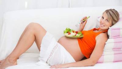 La embarazada debe comer verduras y frutas.