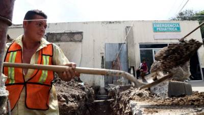 Los encargados de la edificación trabajan sin parar para terminarla a tiempo.