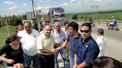 Representantes de la compañía Hozama y el alcalde Alexander López recorrieron el puente La Amistad.