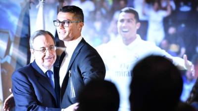 Florentino Pérez abraza a Cristiano Ronaldo.