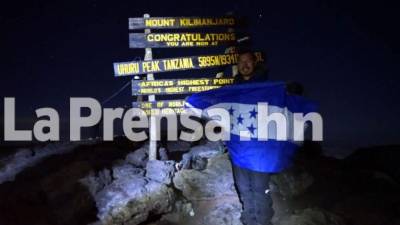 Roger Espinoza subió en cindo días hasta la cima del Pico Uhuru en Kilimanjaro.