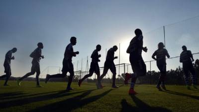 Los jugadores de la selección de Honduras durante el entrenamiento de hoy, lunes 16 de junio de 2014, en el Centro Deportivo de Brasil donde preparan todos sus partidos de la primera fase del Mundial Brasil 2014.