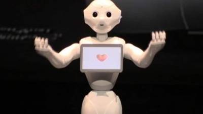 El androide puede hacer fotos, felicitar a los miembros de la familia en su cumpleaños o tratar de animarlos cuando detecta que alguno está triste. EFE