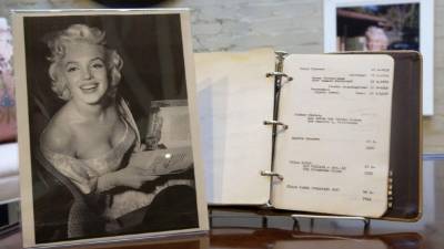 La actriz Marilyn Monroe estuvo casada 3 veces y contrajo matrimonio por primera vez a los 16 años.