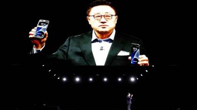 El presidente de la división Mobile Communications Business de Samsung, DJ Koh, muestra los nuevos S7 y S7 Edge.