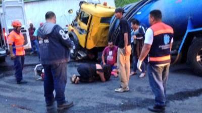 El camión fue a impactar contra furgón aparcado en salida al sur del país.