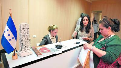 Actualmente se está en proceso de contratación de personal consular.