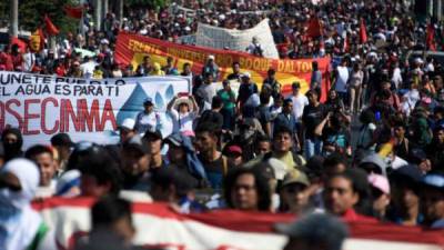 Parte de los salvadoreños que se manifestaron ayer contra el proyecto de ley. AFP