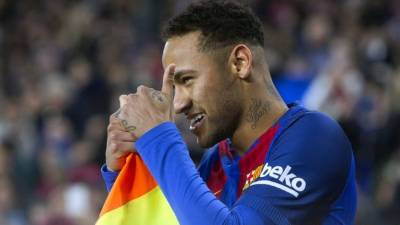 Neymar sigue llamando la atención con sus extrencidades. Foto EFE