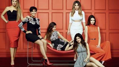 El clan Kardashian es sin duda una de las familias más famosas de Estados Unidos y del mundo. Su belleza, fama y, sobre todo, su negocios que abarcan desde ropa o aplicaciones móviles hasta shows televisivos, no conocen límites. Las hermanas más populares de la televisión y las redes sociales han sabido rentabilizar su vida privada como nadie y solo entre 2015 y 2016 han facturado más de 120 millones de dólares. Por si alguien tenía alguna duda sobre el saneado estado de sus cuentas, estos son los sueldos de la familia Kardashian.