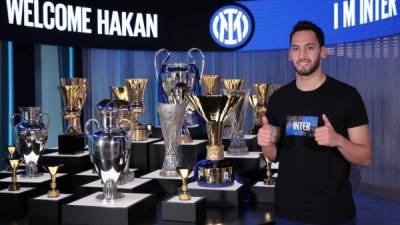 Hakan Calhanoglu firmó hasta el 2024 con el Inter. Foto Inter Twitter.
