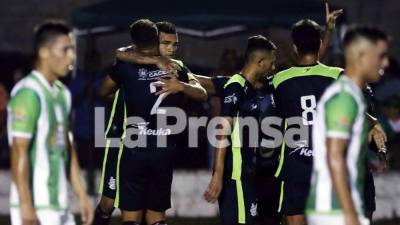 Alexander Aguilar celebrando el primer gol con sus compañeros. Foto Neptalí Romero