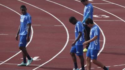 Boniek (centro) al momento de ingresar al césped del estadio Olímpico.