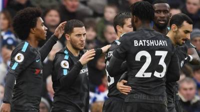ARA1. Brighton (United Kingdom), 20/01/2018.- Chelsea's Eden Hazard (2-L) celebrates with team mates after scoring his second goal during the English Premier League soccer match between Brighton and Hove Albion FC and Chelsea FC in Brighton, Britain, 20 January 2018. EFE/EPA/ANDY RAIN EDITORIAL USE ONLY. No use with unauthorized audio, video, data, fixture lists, club/league logos or 'live' services. Online in-match use limited to 75 images, no video emulation. No use in betting, games or single club/league/player publications.