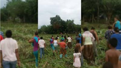 Los pobladores en el momento del desalojo.