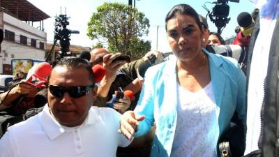 La ex primera dama de Honduras Rosa Elena Bonilla, esposa del expresidente hondureño Porfirio Lobo, cuando llegó a los juzgados. Foto de archivo.