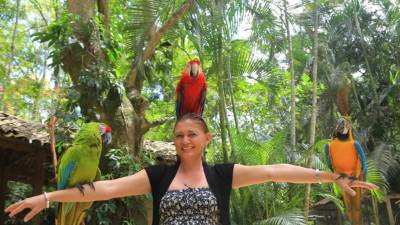 En el Parque de Aves Macaw Mountain hay tres guacamayas las que son de mayor atracción, una roja, una verde y una azul con dorado, que interactúan con los turistas al final del recorrido. En la gráfica la periodista de Diario LA PRENSA, Karen Mendoza. Foto Melvin Cubas.