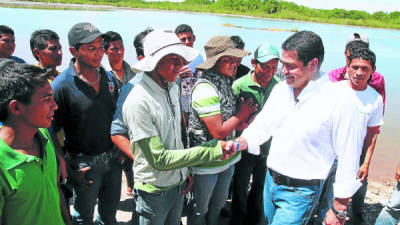 Juan Orlando Hernández conversó con los jóvenes empleados.