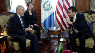 John Kelly y Jimmy Morales discuten temas de migración y seguridad fronteriza.