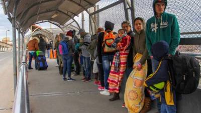 Cientos de migrantes hondureños se encuentran varados en la frontera norte de México, a la espera de que se procese su solicitud de asilo en EEUU./AFP.