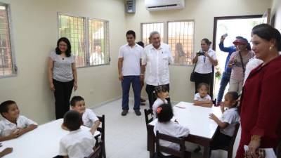 Ejecutivos de Gildan y el alcalde de Choloma, Leopoldo Crivelli, inauguran las mejoras en la guardería Jesús de Nazareth.