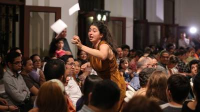 Durante la puesta en escena, las actrices francesas caracterizaban personajes de hombres y mujeres de la época de Troya, como el príncipe Paris.