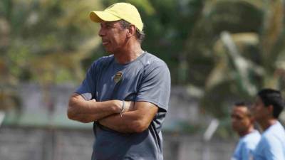 Falero, DT del Real España, durante el juego ante los aceiteros. Foto Delmer Martínez.