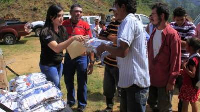 Alejandra Solano, representante de la Secretaría de Educación entrega arroz fortificado.