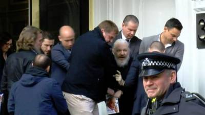 El fundador de WikiLeaks, Julian Assange, refugiado desde 2012 en la embajada de Ecuador en Londres, fue detenido este jueves por la policía británica después de que Quito le retirase el asilo diplomático.