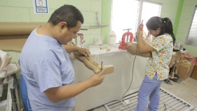 Los encargados de la elaboración de los aparatos son evaluados constantemente para medir la calidad del producto.