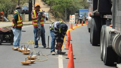 Cuadrillas municipales han trabajado también en la instalación de las boyas.