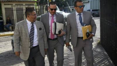 Abogados de algunos de los diputados y funcionarios imputado en el caso Pandora llegando a los Tribunales.