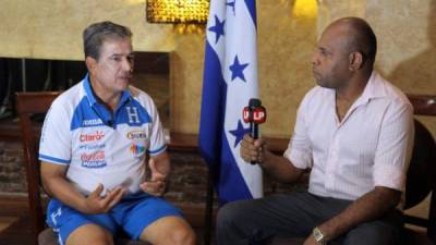 Uno de los periodistas galardonados por el Congreso Nacional es el periodista José Luis Barralaga, jefe de la sección Golazo de Diario LA PRENSA. En la foto, entrevistando al técnico de la Selección, Jorge Luis Pinto.