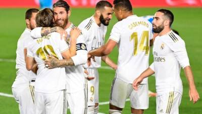 Los jugadores del Real Madrid celebrando el primer gol de Karim Benzema ante el Valencia. Foto AFP