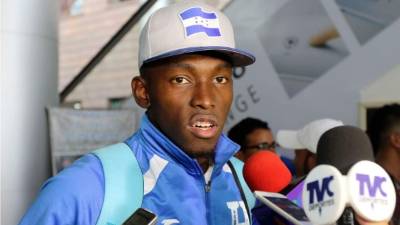 Alberth Elis dio declaraciones a los medios a su llegada al país.