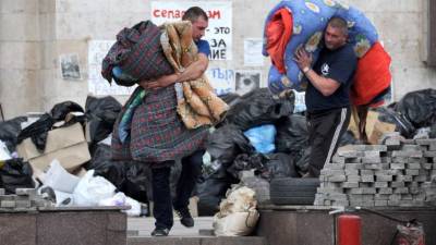 Prorrusos rebeldes recogen sus pertenencias frente a las oficinas regionales administrativas de la ciudad de Donetsk.