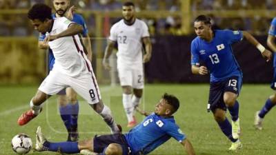 El salvadoreño Narciso Orellana se barre para robarle el balón al estadounidense Weston McKennie. Foto Yopseh Amaya