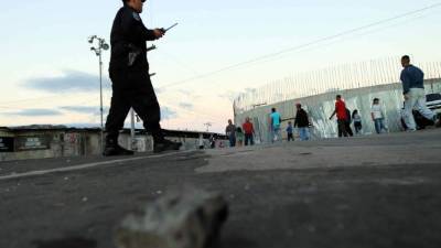 En las afueras del estadio Nacional se enfrentaron los aficionados.