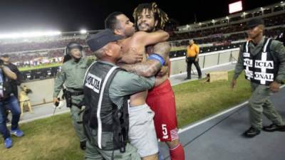 Román Torres se abrazó con un aficionado y un policía. Foto Anayansi Gámez/Panamá América