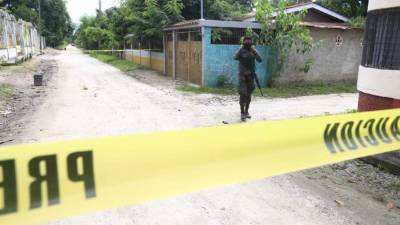 El equipo de la fiscalía forense llegó hasta la escena del crimen para hacer el procedimiento respectivo.