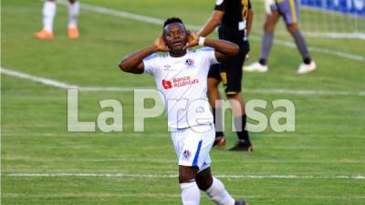 Júnior Lacayo celebrando su gol para la remontada del Olimpia. Foto Ronald Aceituno