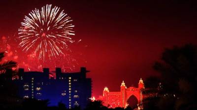 Pese al megaincendio en un rascacielos en Dubái, la ciudadanía no dejó de celebrar y dar la bienvenida al 2016.