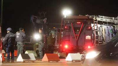 Agentes de la Policía en la pista del aeropuerto de Hamburgo para detener al hombre que cruzó la barrera.