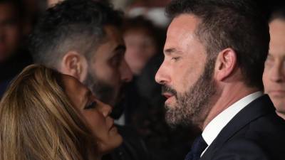 Jennifer López y Ben Affleck en el estreno de “This Is Me...Now: A Love Story” en el Dolby Theatre.