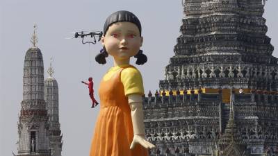 Fotografía del 21 de diciembre de 2024 que muestra a la muñeca más grande del mundo de ‘Gokova’, de la serie ‘El Juego del Calamar’, durante un acto promocional de la serie en Tailandia.