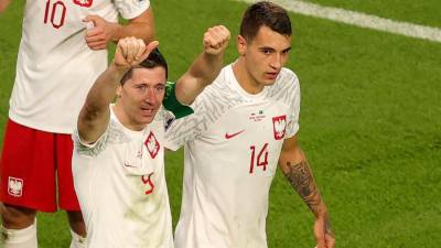 El polaco Robert Lewandowski anotó su primer gol en Mundiales y mostró su emoción al marcar el segundo tanto ante Arabia.