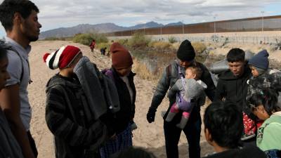 Un grupo de migrantes cruza el río Bravo. Las autoridades mexicanas buscan a 31 migrantes secuestrados en el norte de México.