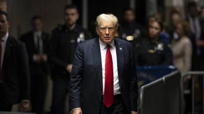 Trump a su salida de una corte en Nueva York tras el juicio penal en su contra.