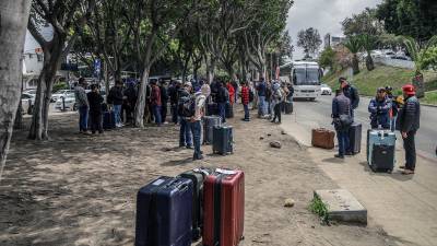 Grupo de jornaleros mexicanos a la espera de ingresar a Estados Unidos para trabajar en la recolección de cultivos.