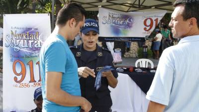 Los policías nacionales entregaron ayer boletines con información para no ser víctima de la delincuencia esta semana.